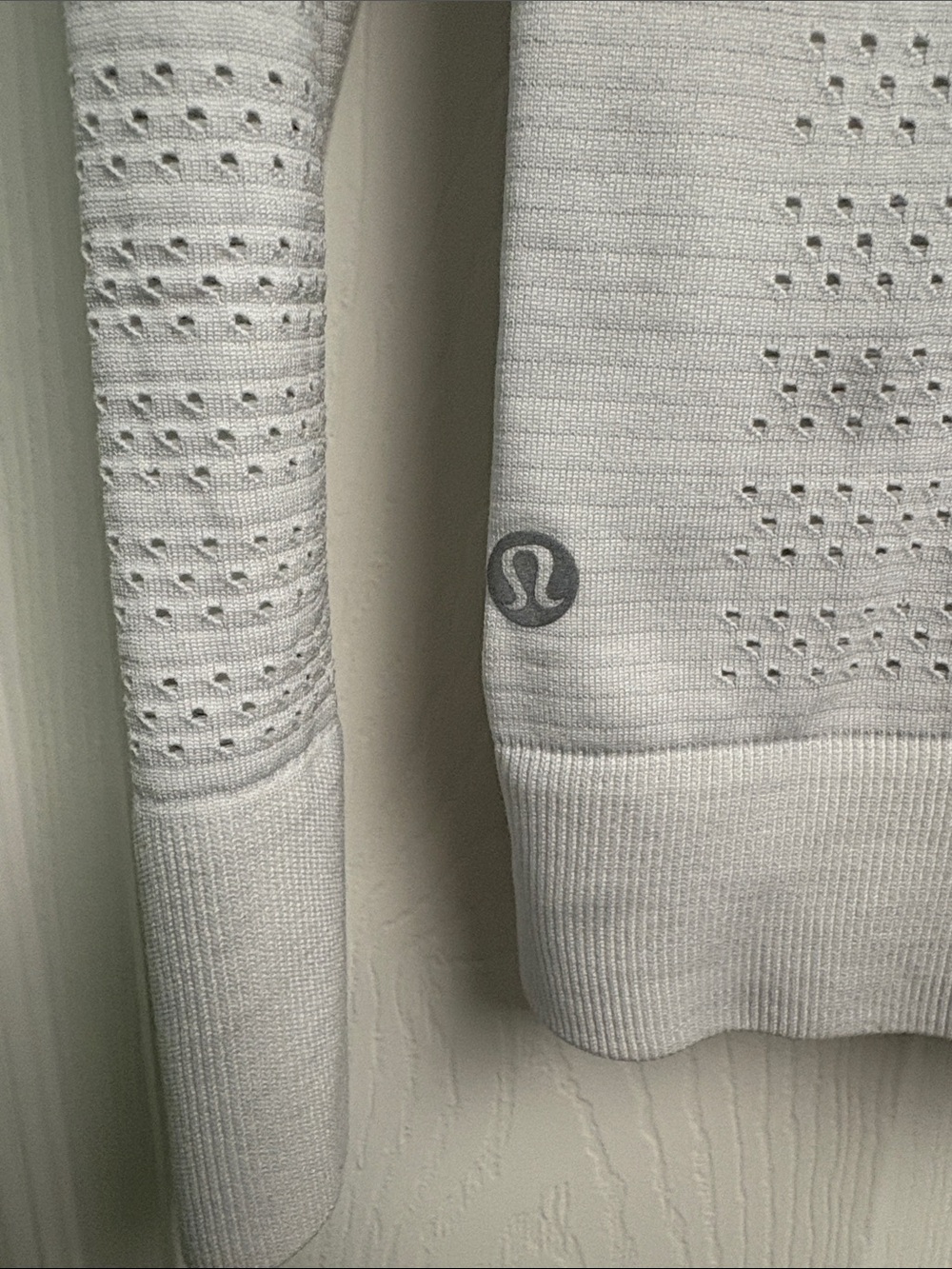 Lululemon Swiftly Breathe Long Sleeve Shirt Size 4 White - Picture 4 of 4